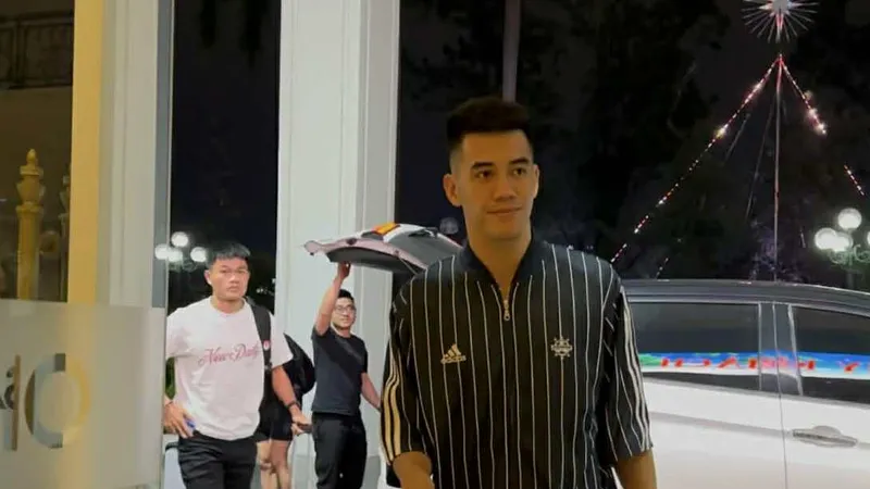 Tiền đạo Nguyễn Tiến Linh hội quân cùng đội tuyển Việt Nam vào tối muộn 10-11. ẢNH: TED TRẦN