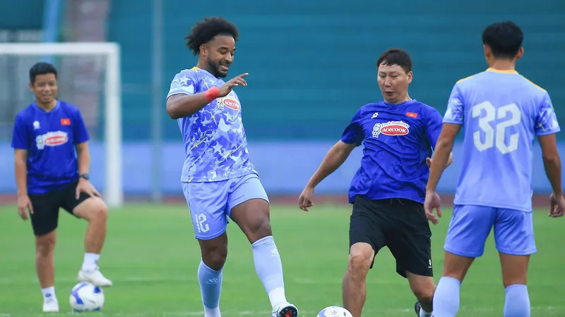 HLV Kim Sang-sik tranh chấp cùng Nguyễn Xuân Son khi "đá ma". ẢNH: TÂM HÀ