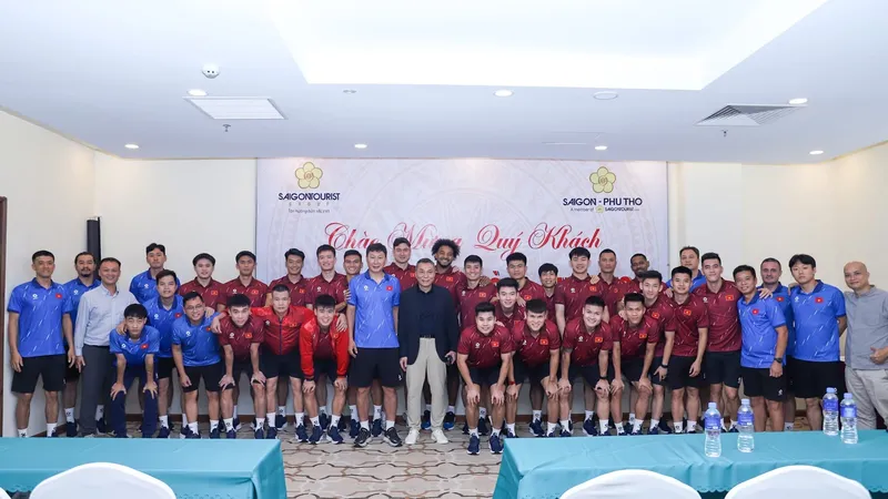 Chủ tịch VFF Trần Quốc Tuấn gặp mặt đội tuyển Việt Nam trước khi sang Lào thi đấu. ẢNH: NHẬT ĐOÀN