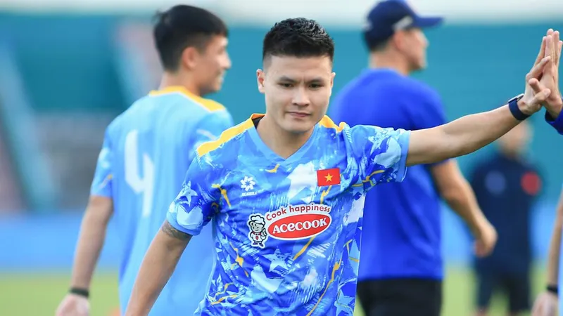 Tiền vệ Nguyễn Quang Hải trở lại giữ tấm băng đội phó của đội tuyển Việt Nam. ẢNH: TÂM HÀ 