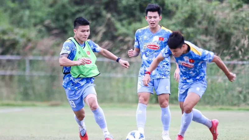 Nguyễn Quang Hải cùng các tuyển thủ Việt Nam tập buổi đầu tiên tại Lào. ẢNH: NHẬT ĐOÀN