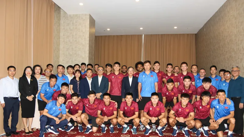 Đại sứ quán Việt Nam tại Lào thăm, động viên đội tuyển Việt Nam. ẢNH: NHẬT ĐOÀN