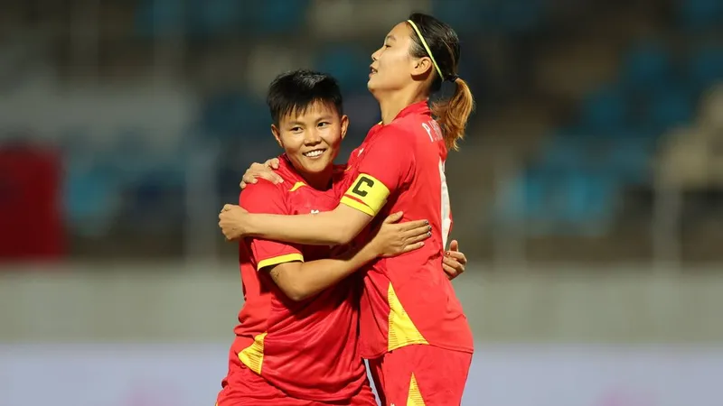 Hai ứng viên Quả bóng vàng nữ Việt Nam 2025 Hải Yến và Bích Thùy ghi bàn ở trận ra quân SEA Games 33. ẢNH: DŨNG PHƯƠNG 