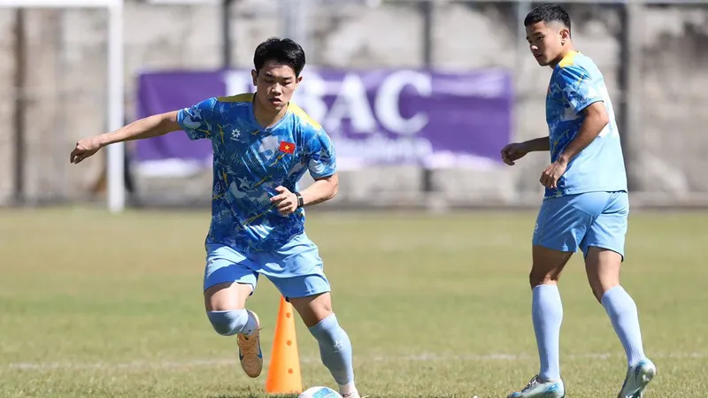 U22 Việt Nam "đội nắng" ra sân tập vào sáng 6-12. ẢNH: DŨNG PHƯƠNG 