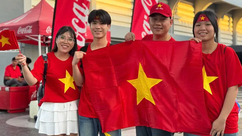 Gia đình Việt - Thái của chị Nguyễn Thị Mơ và anh Chairat Pimdech. ẢNH: HỮU THÀNH 