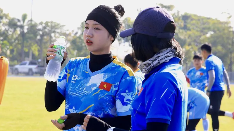 Đội tuyển nữ Việt Nam "đội nắng" trở lại sân tập. ẢNH: DŨNG PHƯƠNG 