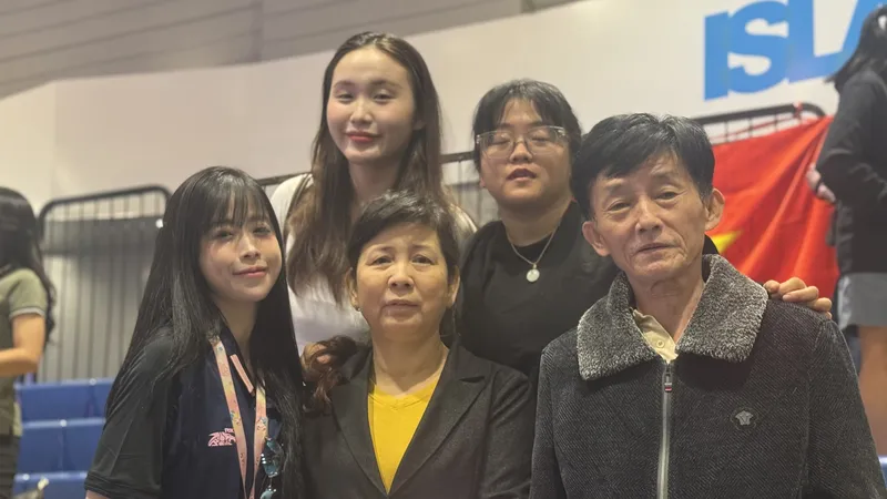 Châu Tuyết Vân đưa gia đình đến SEA Games 33 để cổ vũ cho các đàn em tại đội tuyển Taekwondo Việt Nam. ẢNH: HỮU THÀNH 