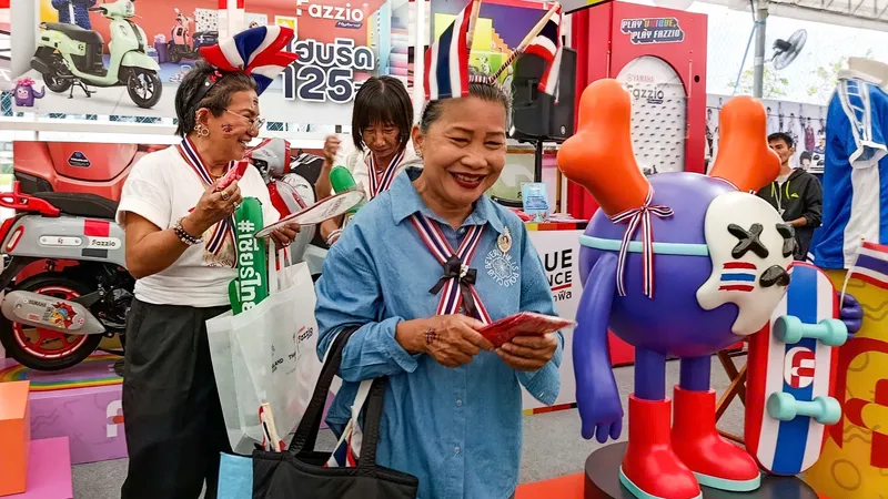 Người Thái Lan háo hức mua hàng lưu niệm SEA Games 33. ẢNH: HỮU THÀNH