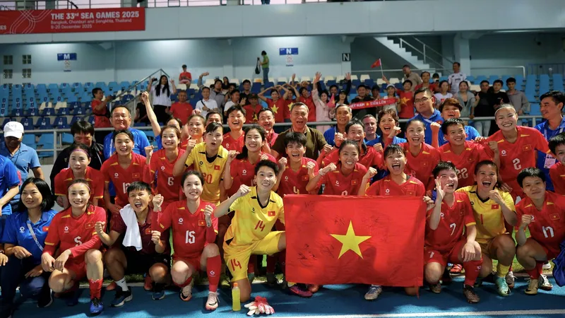 Đội tuyển nữ Việt Nam ăn mừng tấm vé vào bán kết SEA Games 33 cùng người hâm mộ trên sân Chonburi. ẢNH: HỮU THÀNH 