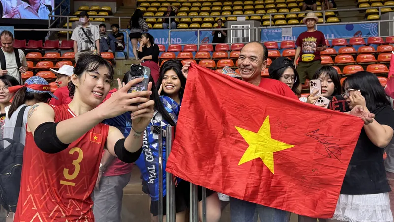 Tuyển thủ Trần Thị Thanh Thuý giao lưu cùng người hâm mộ sau khi cùng tuyển bóng chuyền nữ Việt Nam đoạt vé vào bán kết SEA Games 33. ẢNH: HỮU THÀNH 