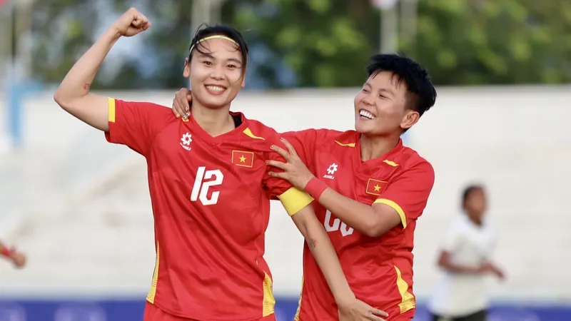 Phạm Hải Yến và Nguyễn Thị Bích Thuỳ là những ứng viên cho danh hiệu Quả bóng vàng nữ Việt Nam 2025. ẢNH: DŨNG PHƯƠNG 
