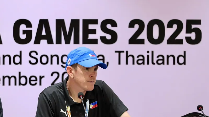 HLV McPherson của U22 Philippines thể hiện rõ thất vọng sau khi thua U22 Việt Nam ở trận bán kết SEA Games 33. ẢNH: DŨNG PHƯƠNG