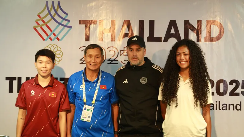 HLV Mai Đức Chung cùng thủ môn Trần Thị Kim Thanh tự tin bước vào trận chung kết SEA Games 33. ẢNH: DŨNG PHƯƠNG