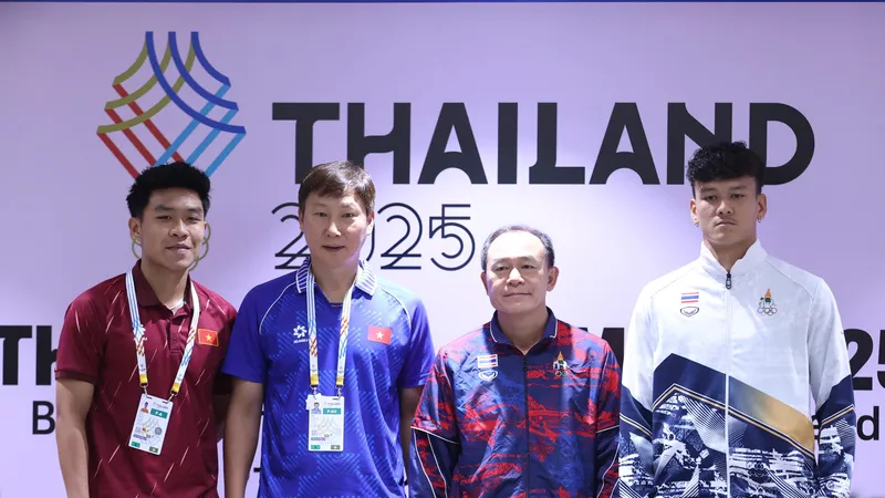 HLV Kim Sang-sik cùng trung vệ Lý Đức tự tin trước trận chung kết SEA Games 33. ẢNH: DŨNG PHƯƠNG 