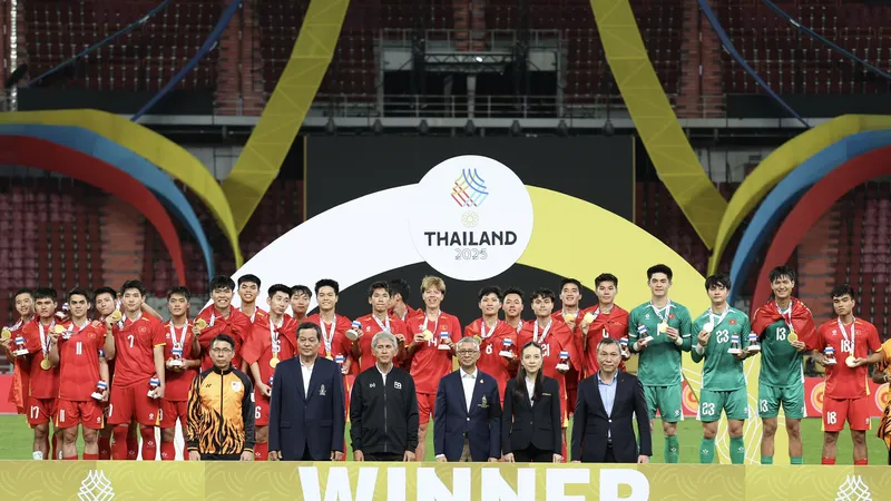 Tự hào Quốc ca Việt Nam vang lên khi U22 Việt Nam nhận huy chương vàng SEA Games 33