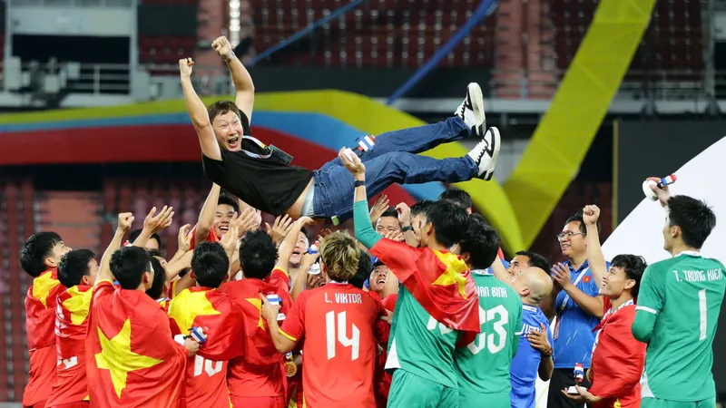 U22 Việt Nam lên ngôi SEA Games 33, các học trò nâng cao HLV Kim Sang-sik
