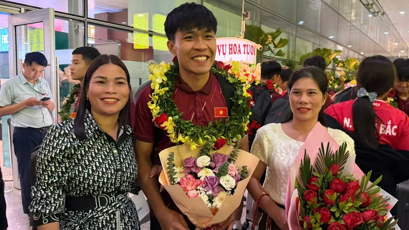 Trung vệ Phạm Lý Đức vỡ òa hạnh phúc bên người thân ngày trở về. ẢNH: TÂM HÀ