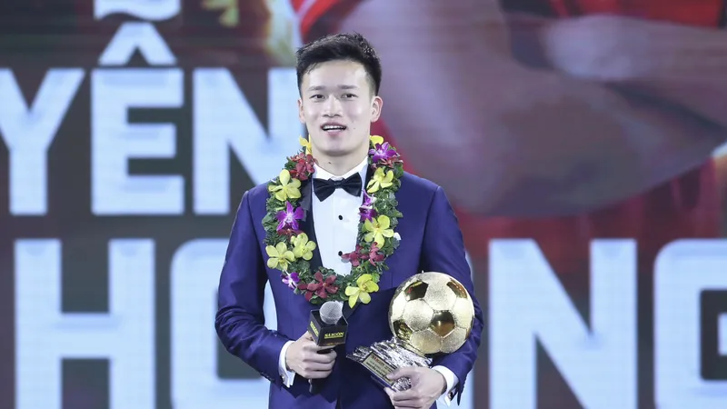 Tiền vệ Nguyễn Hoàng Đức có lần thứ 5 liên tiếp lọt vào danh sách rút gọn Quả bóng vàng nam Việt Nam. ẢNH: DŨNG PHƯƠNG 