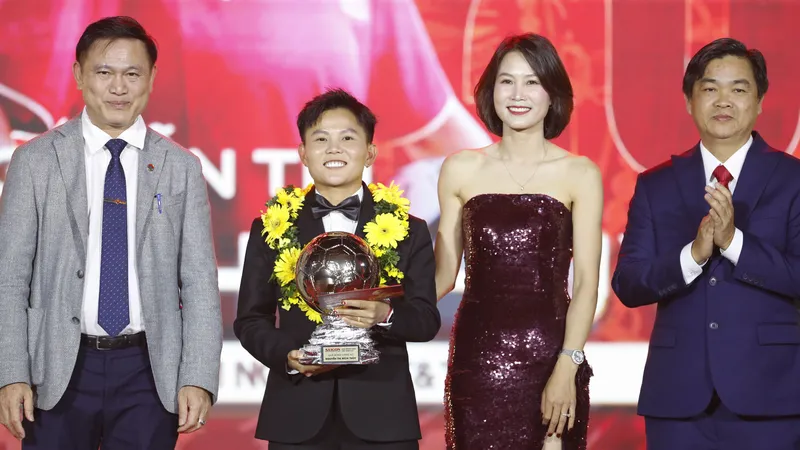 Niềm vui của đương kim Quả bóng vàng nữ Việt Nam Nguyễn Thị Bích Thùy. ẢNH: DŨNG PHƯƠNG 