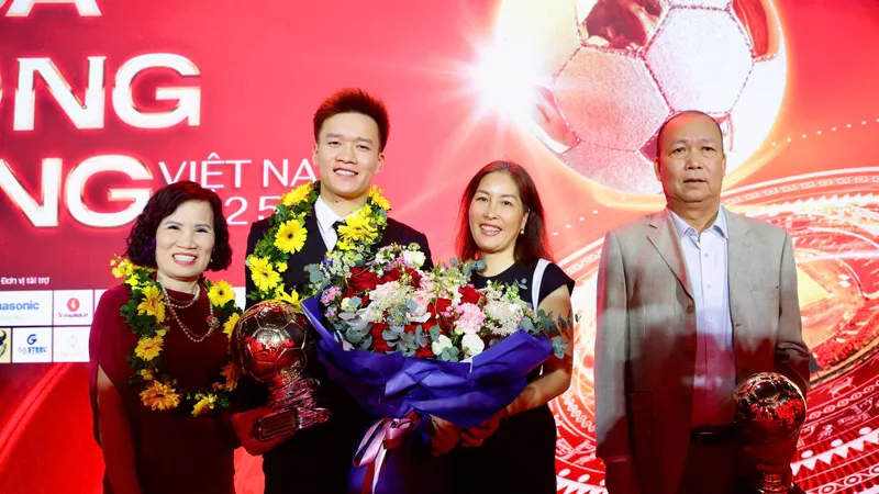 Đương kim Quả bóng vàng Việt Nam Nguyễn Hoàng Đức hạnh phúc bên gia đình. ẢNH: DŨNG PHƯƠNG 