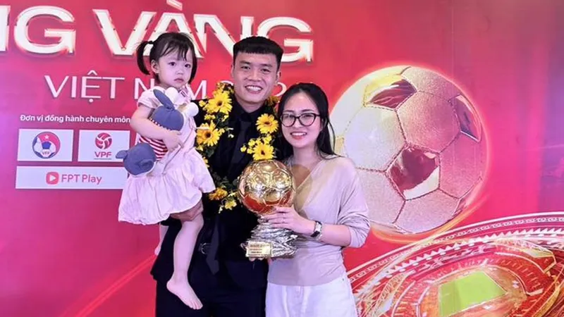 Châu Đoàn Phát cùng bà xã Phương Nhi và cô con gái đầu lòng. ẢNH: FBNV 
