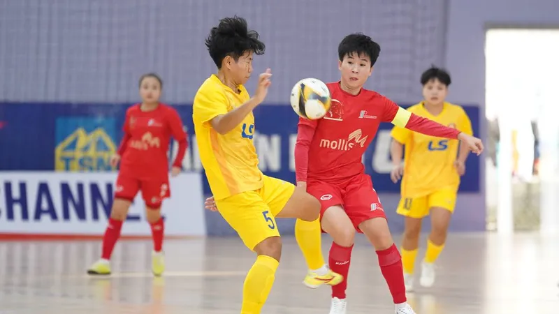 Quả bóng vàng nữ Việt Nam 2014 và 2018 Nguyễn Thị Tuyết Dung (áo đỏ) ghi bàn gỡ hòa cho Phong Phú Hà Nam. ẢNH: QUỐC KHANH
