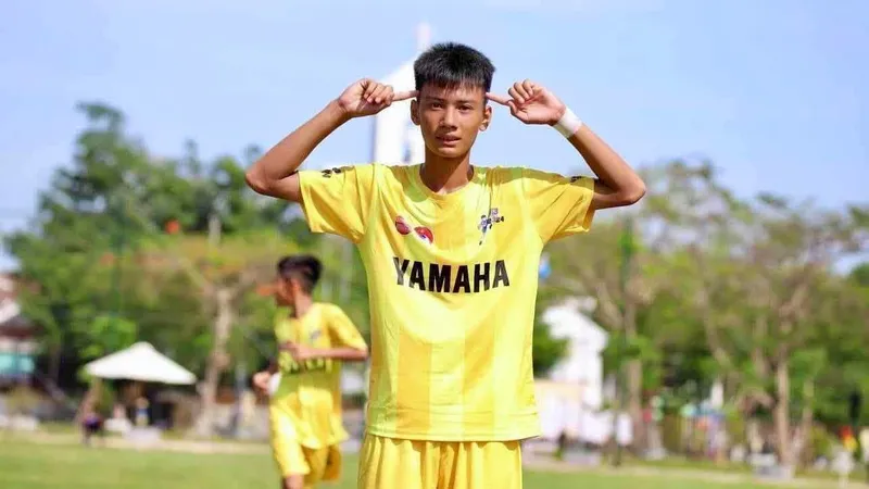 Cầu thủ Thái Bá Bảo Hoàng thi đấu tại Giải U13 quốc gia 2024