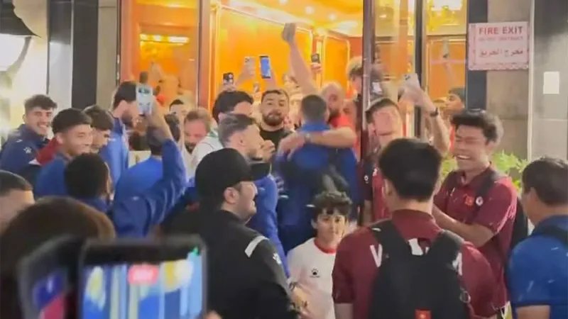 Các thành viên của U23 Việt Nam và U23 Jordan ăn mừng ở sảnh khách sạn
