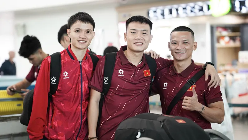 Đương kim Quả bóng vàng Châu Đoàn Phát (giữa) cùng Dương Ngọc Linh (trái) và cựu binh Trần Thái Huy. ẢNH: TÂM HÀ
