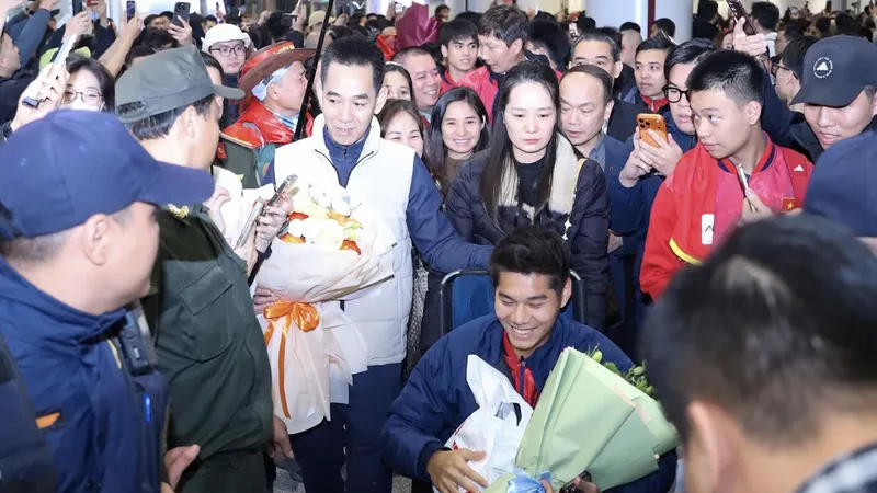 Bố mẹ cùng Hiểu Minh tại sân bay Nội Bài. ẢNH: NHẬT ĐOÀN