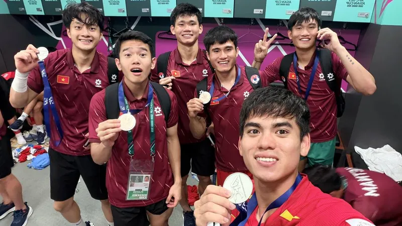 Khuất Văn Khang cùng đồng đội khoe tấm huy chương đồng tại vòng chung kết U23 châu Á 2026