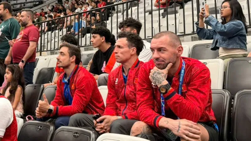 HLV Diego Giustozzi cùng các thành viên ban huấn luyện futsal Việt Nam dự khán trận Indonesia - Iraq. ẢNH: PHAN HỒNG 