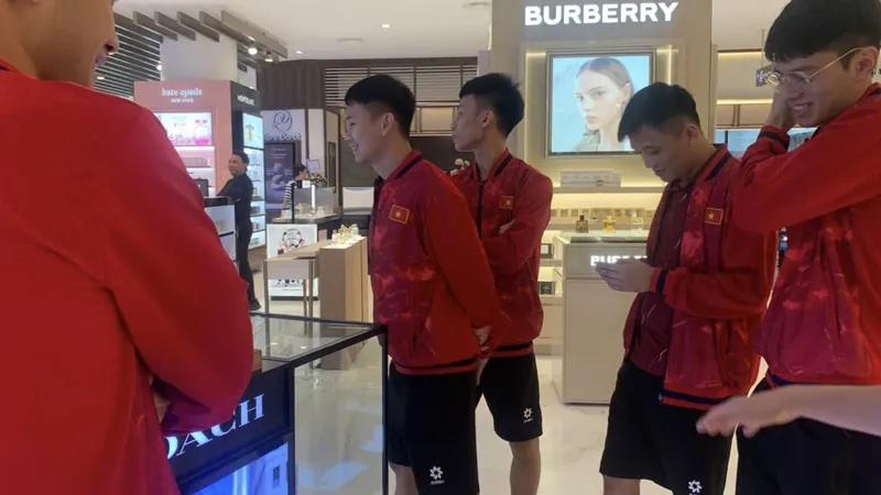 Các tuyển thủ futsal Việt Nam đi giải trí, mua sắm tại trung tâm thương mại ở Jakatar. ẢNH: PHAN HỒNG