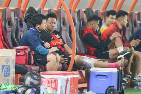 Tiền vệ Nguyễn Thái Sơn đứt dây chằng ngay trận ra mắt Ninh Bình. ẢNH: TRỌNG HIẾU