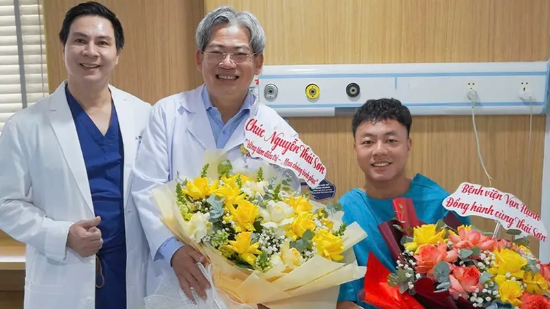 Các bác sĩ Bệnh viện Đa khoa Vạn Hạnh (TPHCM) gửi lời hỏi thăm đến Thái Sơn. ẢNH: VẠN HẠNH