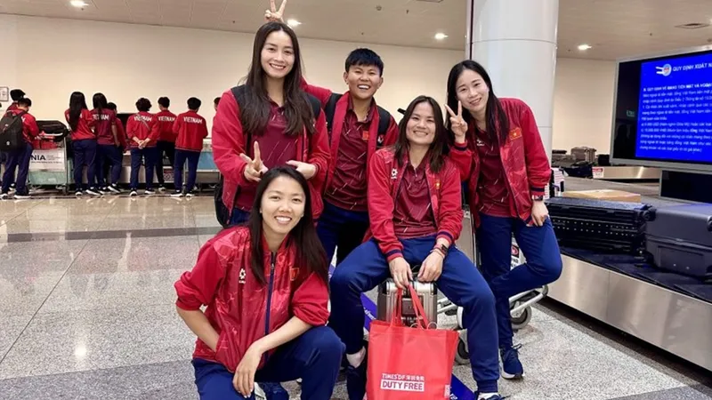 Đội trưởng Huỳnh Như và tiền vệ Nguyễn Thị Bích Thùy phải di chuyển xa về nhà đón Tết. ẢNH: ANH TRẦN 