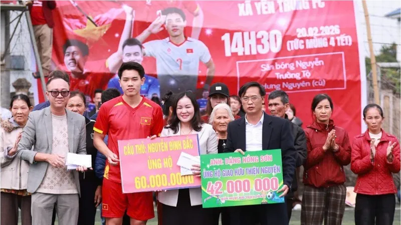 Quả bóng bạc Nguyễn Đình Bắc ủng hộ 60 triệu đồng cho bà con nghèo tại quê nhà Yên Trung. ẢNH: HỒ HẢI HOÀNG 
