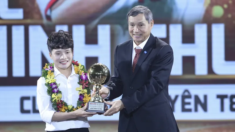 Tiền đạo Ngọc Minh Chuyên nhận danh hiệu Cầu thủ nữ trẻ xuất sắc nhất năm 2023. ẢNH: DŨNG PHƯƠNG 