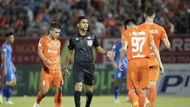 Trọng tài Muhammad Nazmi Bin Nasaruddin bắt chính trận Hà Nội FC - CAHN. ẢNH: VPF