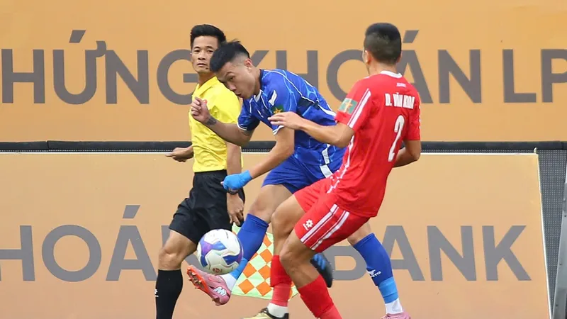 Các cầu thủ Quảng Ninh (áo xanh) cầm hòa đội đầu bảng Đồng Nai. ẢNH: QUỲNH MAI 