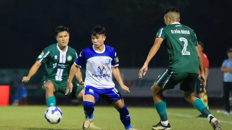 Các cầu thủ Khánh Hòa (áo trắng) đón nhận thất bại trên sân nhà 19-8 Nha Trang. ẢNH: VPF 