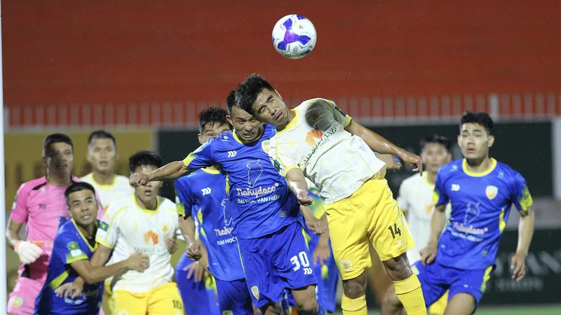 Các cầu thủ Quy Nhơn United và Đồng Tháp cống hiến cho người hâm mộ trận đấu hấp dẫn. ẢNH: DŨNG PHƯƠNG