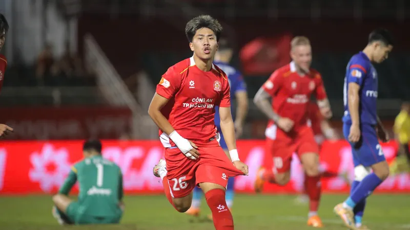 Cầu thủ Việt kiều Khoa Ngo tiếp tục tỏa sáng trong màu áo Công an TPHCM