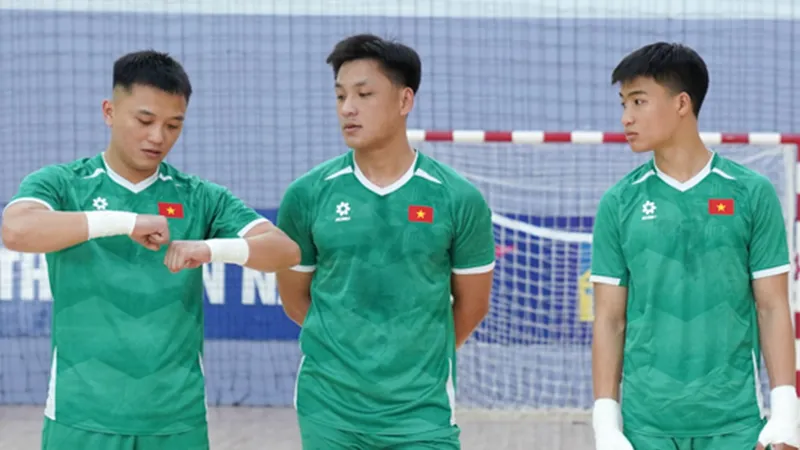 Thủ môn Hồ Văn Ý (giữa) trở lại đội tuyển futsal Việt Nam sau đúng 1 năm. ẢNH: PHAN HỒNG 