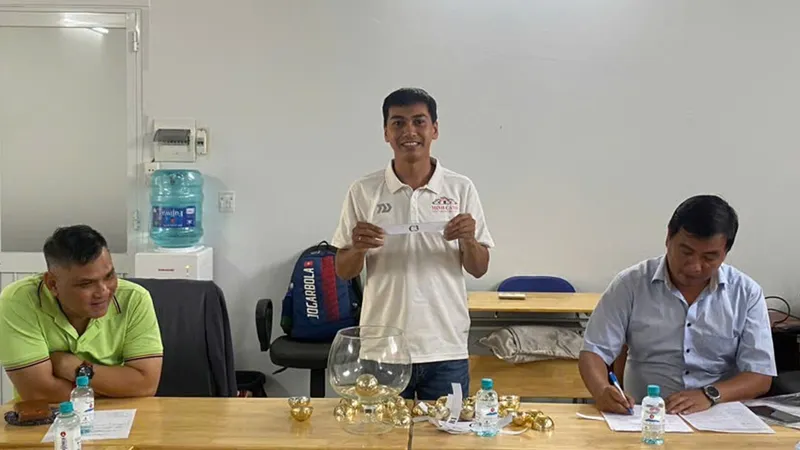 HLV Nguyễn Minh Tân đại diện cho phường Phước Long tại buổi bốc thăm chia bảng môn futsal Đại hội TDTT TPHCM 2026. ẢNH: TÂM HÀ