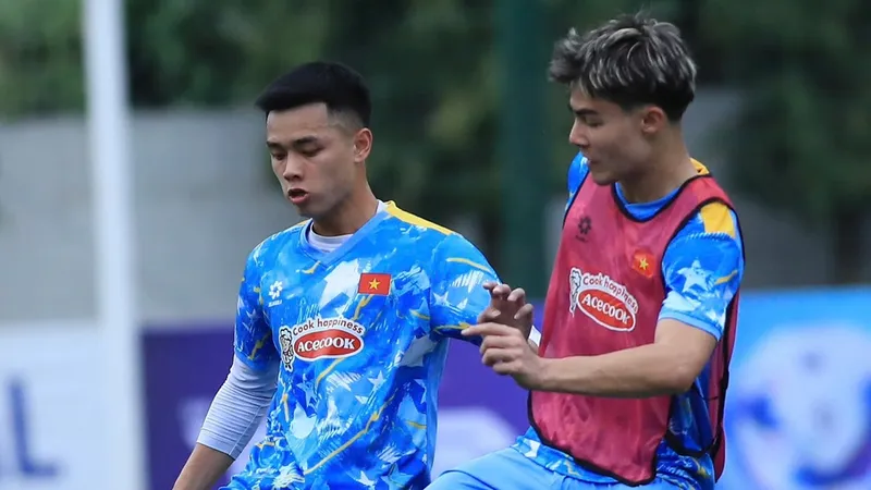 Tiền đạo Việt kiều Antonio Moric (bên phải) được đôn từ đội U19 lên U23 Việt Nam tập luyện. ẢNH: NHẬT ĐOÀN 