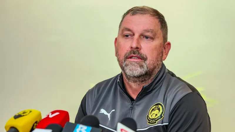 HLV Peter Cklamovski thông tin về việc hai tuyển thủ Malaysia nhập tịch bị loại trước khi sang Việt Nam. ẢNH: BERNAMA 