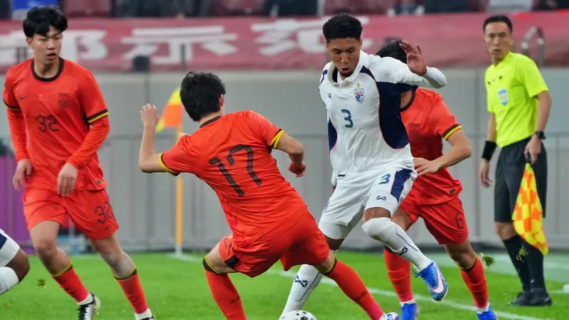 U23 Thái Lan (áo trắng) cầm hòa U23 Trung Quốc (áo đỏ). ẢNH: FAT 