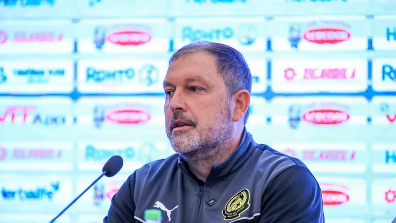 HLV Peter Cklamovski quyết tâm cùng Malaysia giành chiến thắng ở trận chia tay vòng loại Asian Cup 2027. ẢNH: MINH HOÀNG 