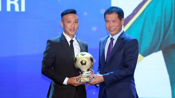 Nguyễn Minh Trí nhận Quả bóng vàng futsal Việt Nam năm 2020. ẢNH: DŨNG PHƯƠNG 